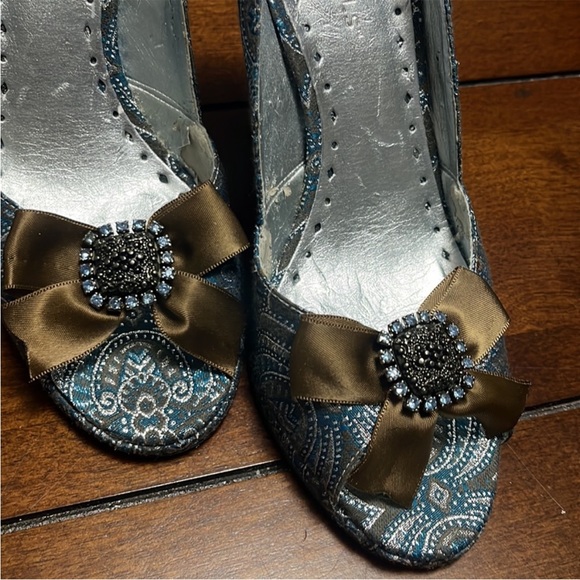 Women’s BCBGirls Blue Metallic Silver Fabric Open Toe
Heels -sz 7.5 B Victorian - Picture 9 of 11